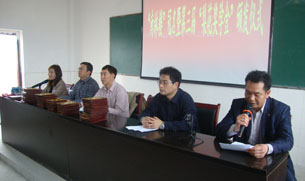 在希望小学的颁奖会上